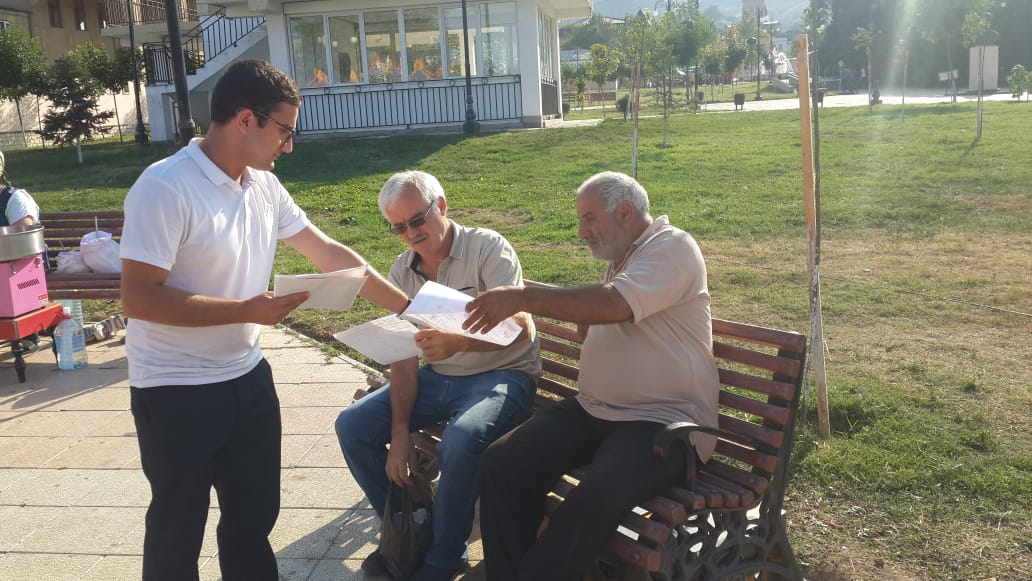 Раздача памяток в парке Боевой Славы